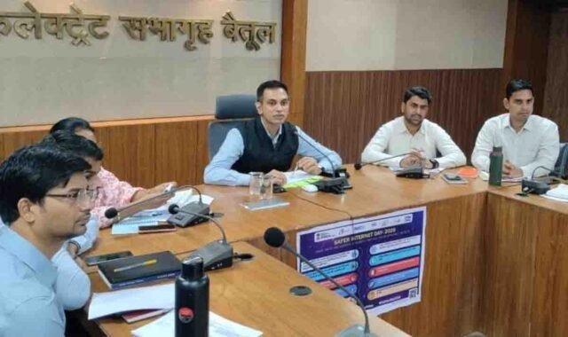 Betul CM Helpline: सीएम हेल्पलाइन शिकायतों में लापरवाही बर्दाश्त नहीं: बैतूल कलेक्टर ने दो EE, श्रम अधिकारी और DPC को थमाया नोटिस