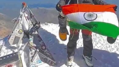 Varsha Patel Mount Elbrus: मप्र पुलिस की महिला आरक्षक ने यूरोप की सबसे ऊंची चोटी माउंट एल्ब्रुस पर फहराया तिरंगा