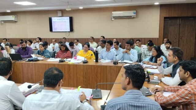 Betul Collector Action: बैतूल कलेक्टर का बड़ा एक्शन: शिकायतों के निराकरण में लापरवाही पर DEO और DPC को नोटिस