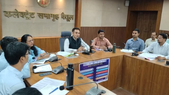 Betul Collector Action: बैतूल कलेक्टर का बड़ा एक्शन: शिकायतों के निराकरण में लापरवाही पर DEO और DPC को नोटिस