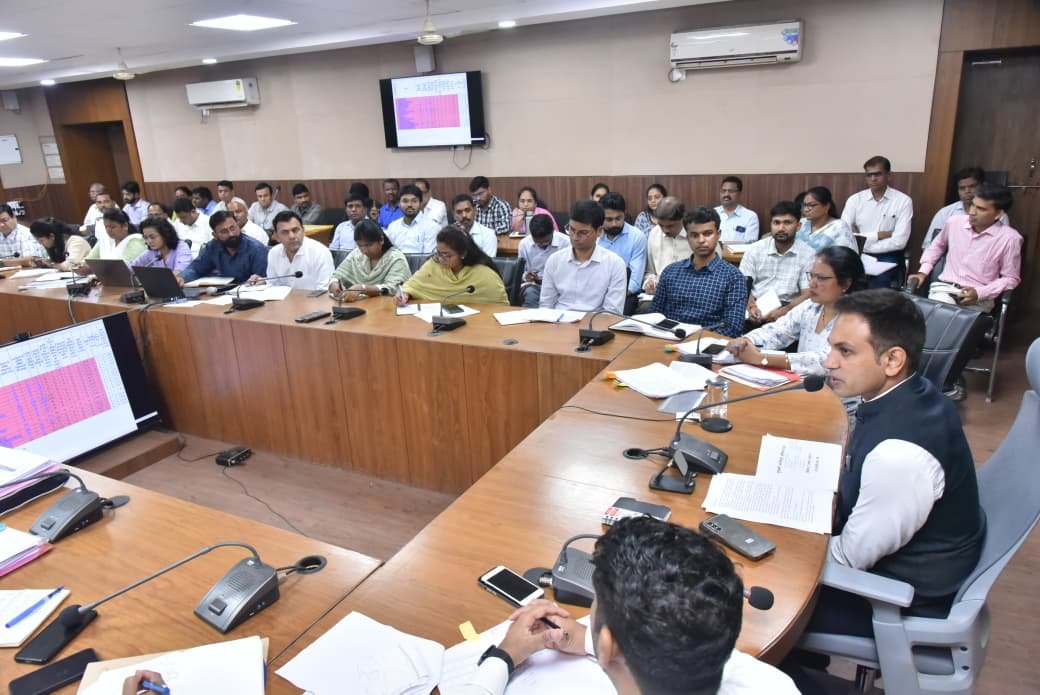 Betul Collector Meeting: बैतूल कलेक्टर की सख्ती, CM Helpline की नॉन-अटेंडेड शिकायतों पर अधिकारियों को मिलेगा नोटिस