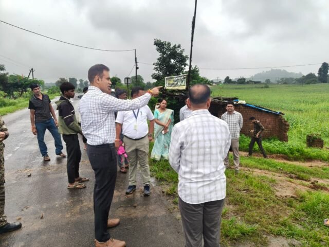 betul school inspection: बैतूल कलेक्टर का बड़ा एक्शन: भीमपुर के स्कूलों में बदहाल शिक्षा देख भड़के, BRC को दी चेतावनी
