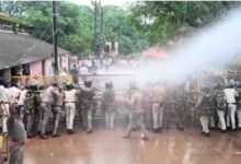 Betul NSUI Protest: बैतूल में NSUI का उग्र प्रदर्शन: लोहे के बैरिकेड्स पर चढ़े छात्र, वॉटर कैनन की बौछारों के बीच जमकर नारेबाजी