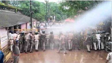 Betul NSUI Protest: बैतूल में NSUI का उग्र प्रदर्शन: लोहे के बैरिकेड्स पर चढ़े छात्र, वॉटर कैनन की बौछारों के बीच जमकर नारेबाजी