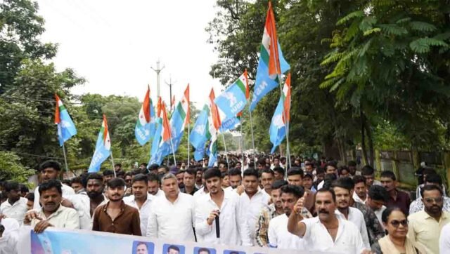 Betul NSUI Protest: बैतूल में NSUI का उग्र प्रदर्शन: लोहे के बैरिकेड्स पर चढ़े छात्र, वॉटर कैनन की बौछारों के बीच जमकर नारेबाजी