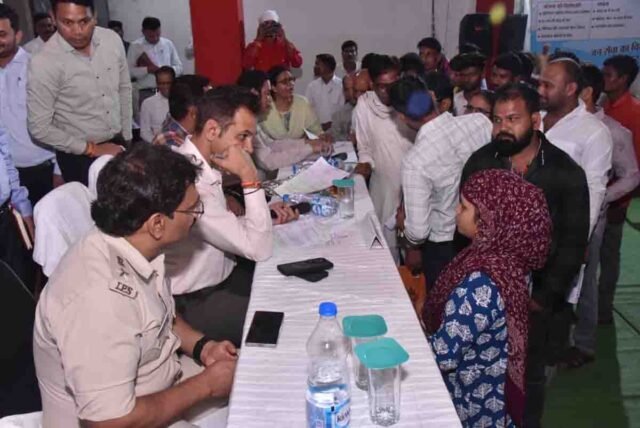 Betul Collector Action: भैंसदेही में शिकायतों के निपटारे में देरी पर भड़के कलेक्टर, अफसरों को थमाया नोटिस