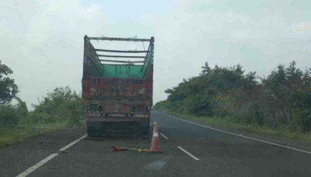 Betul Highway Danger: मुलताई-छिंदवाड़ा हाईवे पर महीने भर से बीच सड़क खड़ा ट्रक, डहुआ के मोड़ पर बड़े हादसे का खतरा