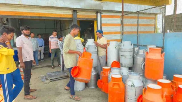 Dairy Business: बैंक से मिला 27 लाख का ऋण, 10 लाख अनुदान; अब रोज 4 हजार लीटर दूध का कारोबार