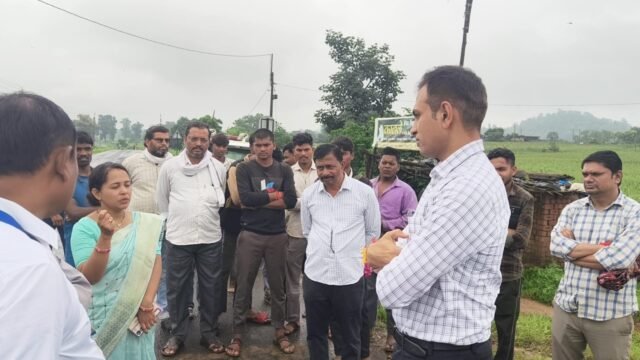 betul school inspection: बैतूल कलेक्टर का बड़ा एक्शन: भीमपुर के स्कूलों में बदहाल शिक्षा देख भड़के, BRC को दी चेतावनी