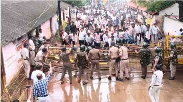 Betul NSUI Protest: बैतूल में NSUI का उग्र प्रदर्शन: लोहे के बैरिकेड्स पर चढ़े छात्र, वॉटर कैनन की बौछारों के बीच जमकर नारेबाजी