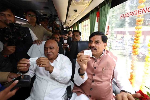 MP Sugam Parivahan: सीएम मोहन यादव और नितिन गडकरी ने दी बड़ी सौगात: सुगम परिवहन सेवा शुरू, खुद टिकट लेकर बस में बैठे मुख्यमंत्री
