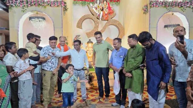 Betul Ganesh Utsav: कलेक्टर डॉ. सौरभ सोनवणे ने देखी लोहिया वार्ड की चित्ताकर्षक झांकी, थाल सजाओ प्रतियोगिता का किया मुआयना, महाआरती में हुए शामिल