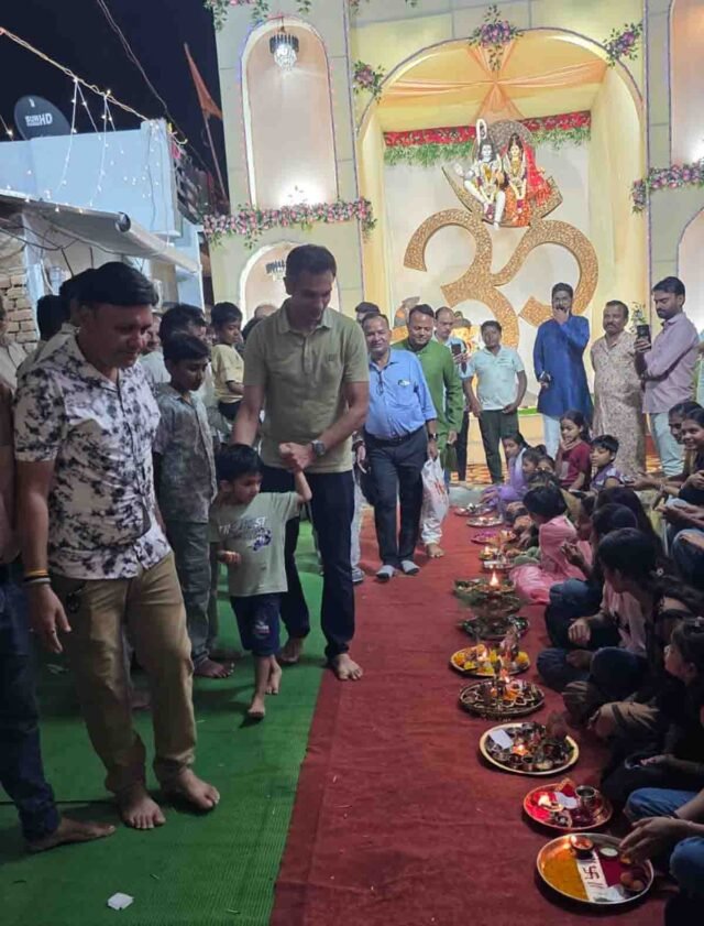 Betul Ganesh Utsav: कलेक्टर डॉ. सौरभ सोनवणे ने देखी लोहिया वार्ड की चित्ताकर्षक झांकी, थाल सजाओ प्रतियोगिता का किया मुआयना, महाआरती में हुए शामिल