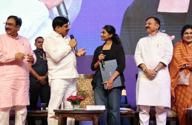 MP Laptop Scheme: 12वीं के साथ NEET-JEE क्रैक करने वाले छात्रों से मिले CM मोहन यादव, प्रतिभा देख बजवाई तालियां
