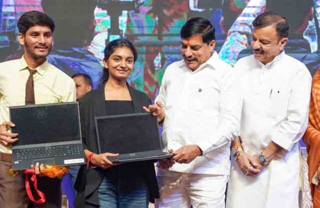 MP Laptop Scheme: 12वीं के साथ NEET-JEE क्रैक करने वाले छात्रों से मिले CM मोहन यादव, प्रतिभा देख बजवाई तालियां