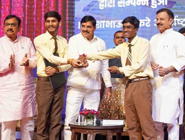 MP Laptop Scheme: 12वीं के साथ NEET-JEE क्रैक करने वाले छात्रों से मिले CM मोहन यादव, प्रतिभा देख बजवाई तालियां