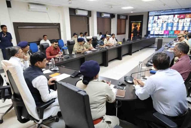 MP Flood Review: एमपी में अतिवृष्टि और बाढ़ पर सीएम डॉ. मोहन यादव की पैनी नजर, कमांड सेंटर पहुंचकर दिए सख्त निर्देश