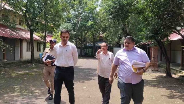 betul collector inspection: बैतूल में कलेक्टर का बड़ा एक्शन: शासकीय कार्यालयों में औचक निरीक्षण, नदारद मिले कर्मचारियों की कटेगी सैलरी