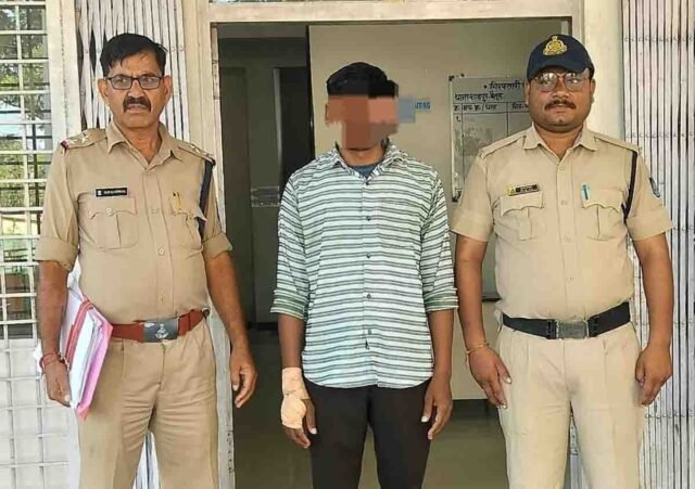 Betul Ration Scam: शाहपुर में राशन की कालाबाजारी: 106 क्विंटल गेहूं और 23 क्विंटल चावल खुर्द-बुर्द करने वाला सेल्समैन गिरफ्तार