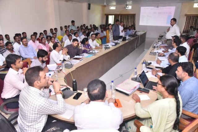 Betul Collector Action: काम में लापरवाही पर कलेक्टर का बड़ा एक्शन: सचिव निलंबित, सब इंजीनियर की सेवा समाप्ति का नोटिस
