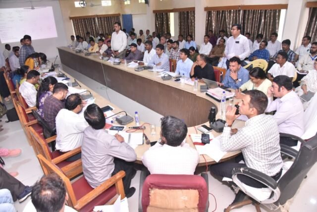Betul Collector Action: काम में लापरवाही पर कलेक्टर का बड़ा एक्शन: सचिव निलंबित, सब इंजीनियर की सेवा समाप्ति का नोटिस
