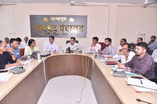 Betul Collector Action: काम में लापरवाही पर कलेक्टर का बड़ा एक्शन: सचिव निलंबित, सब इंजीनियर की सेवा समाप्ति का नोटिस