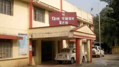 Betul Panchayat Action: बैतूल जिला प्रशासन का कड़ा रुख: लापरवाही बरतने वाले 5 पंचायत सचिवों के खिलाफ कार्रवाई के आदेश