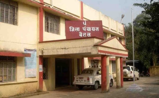 Betul Panchayat Action: बैतूल जिला प्रशासन का कड़ा रुख: लापरवाही बरतने वाले 5 पंचायत सचिवों के खिलाफ कार्रवाई के आदेश
