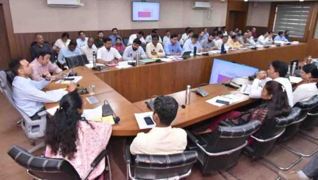 Betul Collector Action: एक्शन मोड में बैतूल कलेक्टर: बैठक में अनुपस्थित रहने पर CDPO का रोका इंक्रीमेंट, अफसरों को दी सख्त चेतावनी