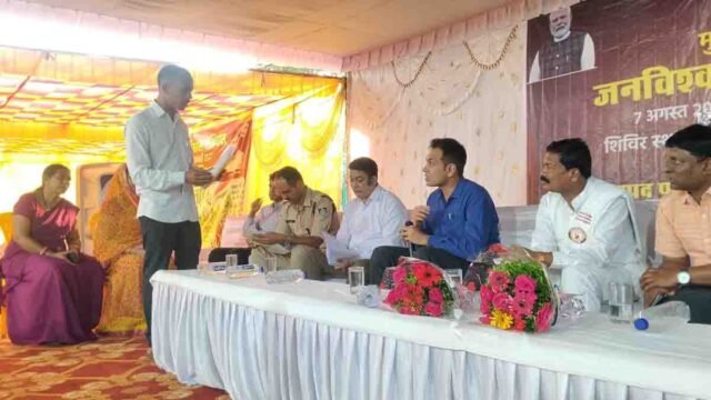 jan vishwas abhiyan: बैतूल जिला प्रशासन की बड़ी कार्रवाई: जनविश्वास शिविर में नाली निर्माण में देरी पर ठेकेदार ब्लैक लिस्ट