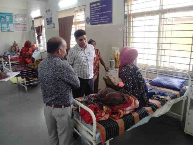 Betul Hospital Inspection: बैतूल के अस्पतालों में CMHO का औचक निरीक्षण, नर्सिंग ऑफिसर का वेतन काटने के निर्देश, एक को नोटिस