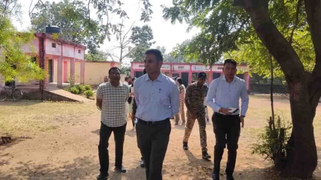 Betul Collector Action: स्कूल में सीपेज और ड्रेनेज की लापरवाही पर कलेक्टर खफा, एजेंसी को ब्लैकलिस्ट करने और अधिकारियों पर कार्रवाई के निर्देश