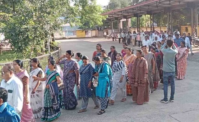 MP Teachers Protest: TET से छूट और ई-अटेंडेंस का विरोध: बैतूल में सड़कों पर उतरे सैकड़ों शिक्षक, दी आंदोलन की चेतावनी
