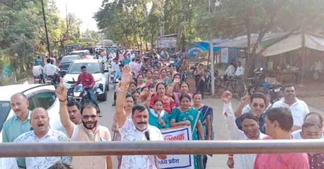 MP Teachers Protest: TET से छूट और ई-अटेंडेंस का विरोध: बैतूल में सड़कों पर उतरे सैकड़ों शिक्षक, दी आंदोलन की चेतावनी