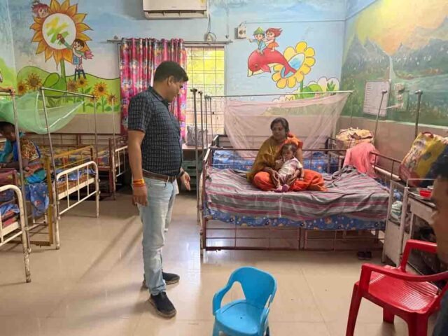 Multai Hospital Inspection: मुलताई अस्पताल पहुंचे प्रभारी सीएमएचओ डॉ संजीव शर्मा, खामियां देखकर दिए वेतन काटने के निर्देश