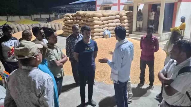 shahpur mandi betul: शाहपुर मंडी से बड़ी खबर: मक्का की तुलाई न होने पर किसानों का आक्रोश, देर रात पहुंचे एसडीएम और तहसीलदार