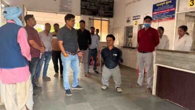 Multai Hospital Inspection: मुलताई अस्पताल पहुंचे प्रभारी सीएमएचओ डॉ संजीव शर्मा, खामियां देखकर दिए वेतन काटने के निर्देश