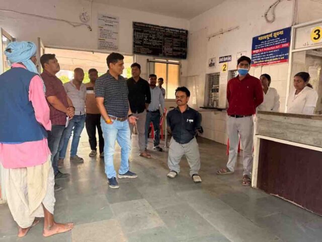 Multai Hospital Inspection: मुलताई अस्पताल पहुंचे प्रभारी सीएमएचओ डॉ संजीव शर्मा, खामियां देखकर दिए वेतन काटने के निर्देश