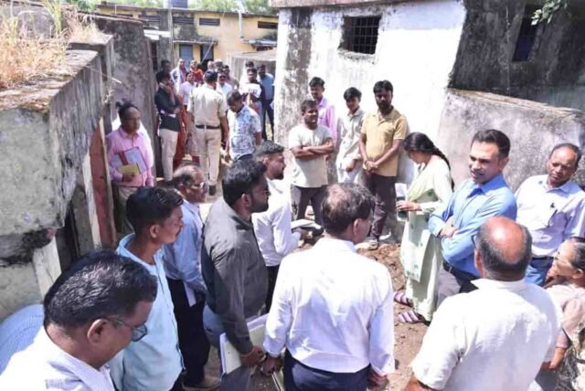 Betul Collector Action: बैतूल कलेक्टर का कड़ा एक्शन: नरखेड़ हाट बाजार में गंदगी मिलने पर सचिव का वेतन काटने के निर्देश
