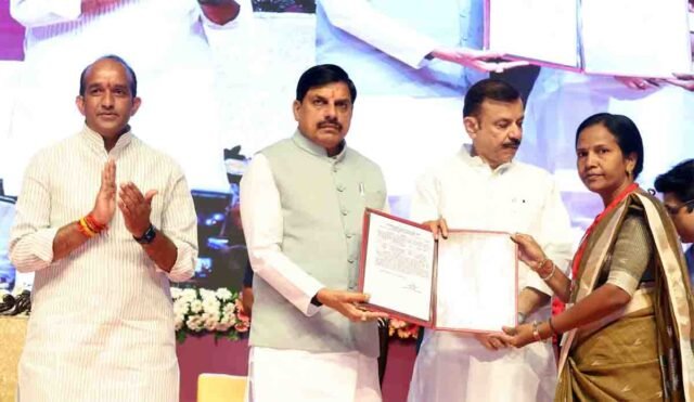 MP Compassionate Appointment: सरकारी नौकरियों का दौर जारी: मध्यप्रदेश में शिक्षकों और कर्मचारियों के लिए सरकार ने उठाए बड़े कदम