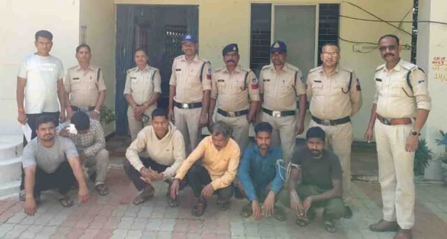 Diesel Theft Racket: टोल प्लाजा पर खड़े वाहनों से डीजल चुराने वाले अंतरराज्यीय गिरोह का पर्दाफाश, पुलिस ने की ताबड़तोड़ छापेमारी