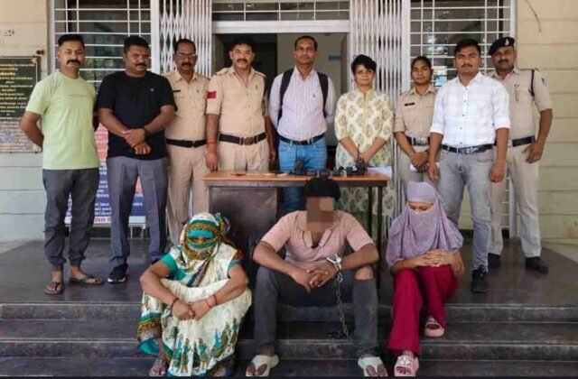 Sarni Theft Case: ट्रैक्टर की बैटरी चुराते पकड़ाया आरोपी तो खुला राज: मां, बेटे और बहू मिलकर करते थे चोरी, तीनों गिरफ्तार