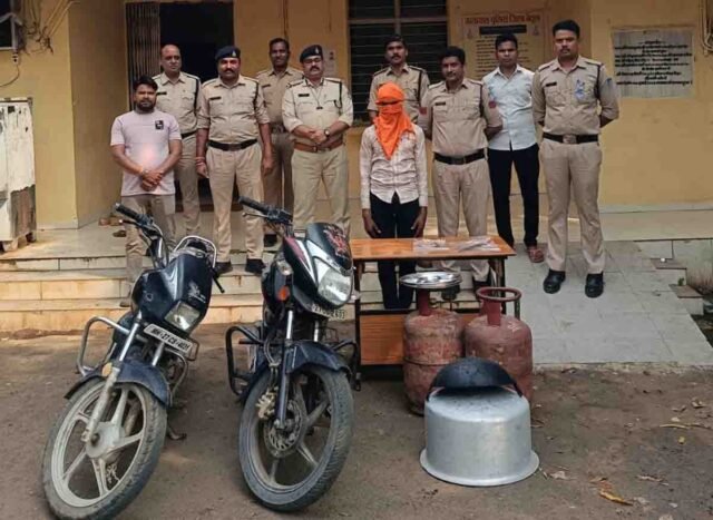 Betul Loot Arrest: बैतूल में पानी मांगने के बहाने महिला से लूट: लोहे की रॉड दिखाकर मंगलसूत्र ले उड़ा बदमाश, पुलिस के हत्थे चढ़ा