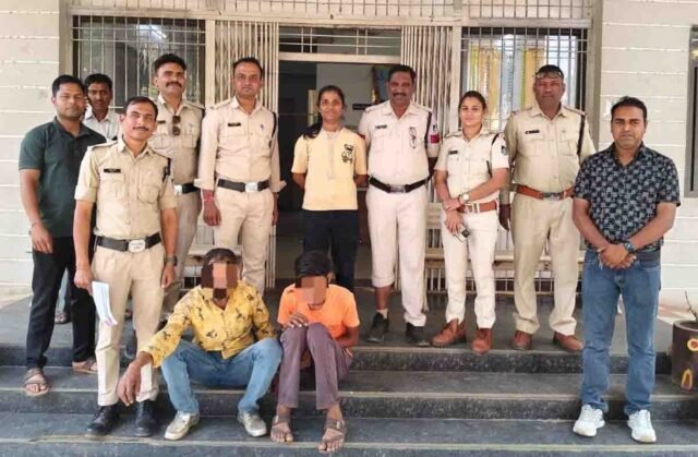Multai Panchayat Theft: पंचायत भवन की खिड़की तोड़कर चुराई थीं लोहे की 50 प्लेटें, पुलिस ने पिता-पुत्र को किया गिरफ्तार