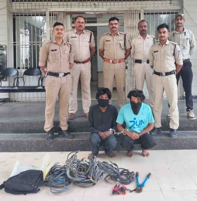 Bhainsdehi Copper Theft: बाइक से घूमकर खेतों में कॉपर वायर काटते थे चोर: भैंसदेही पुलिस ने बाइक और औजारों के साथ आरोपियों को पकड़ा